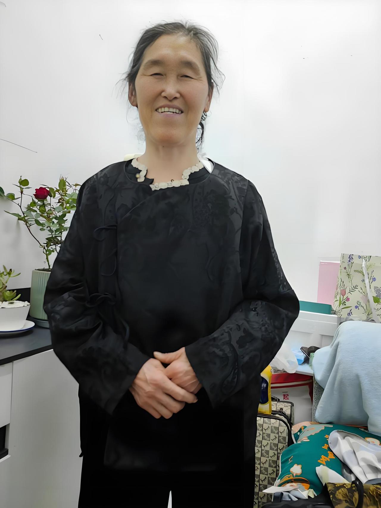 从这件小事上反映出来，社会对待老年人很不友好，嫌弃老年人，甚至于讨厌老年人。老年