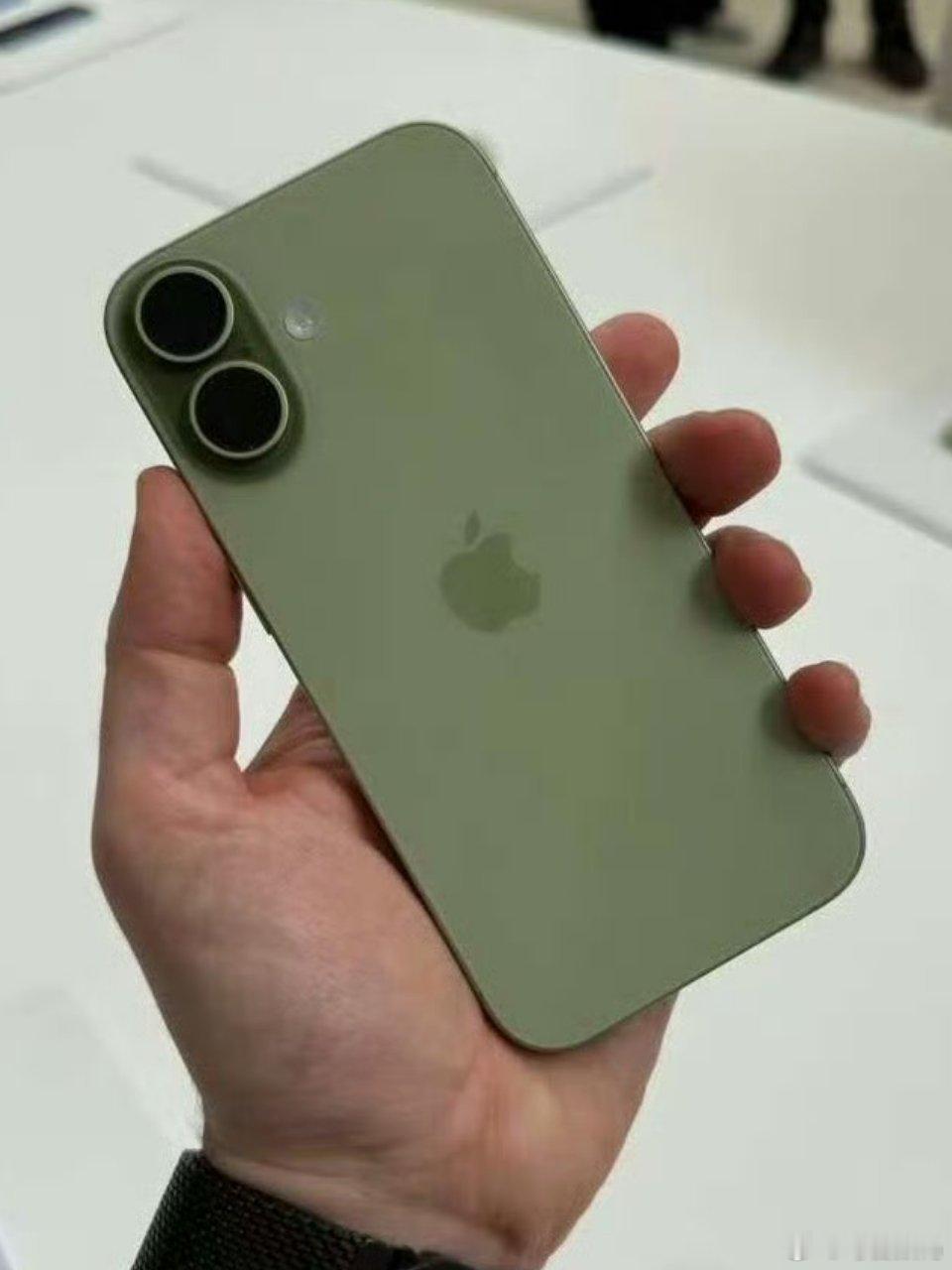 iPhone17降价带动老机置换潮这代iPhone17确实很香，而且iPhone