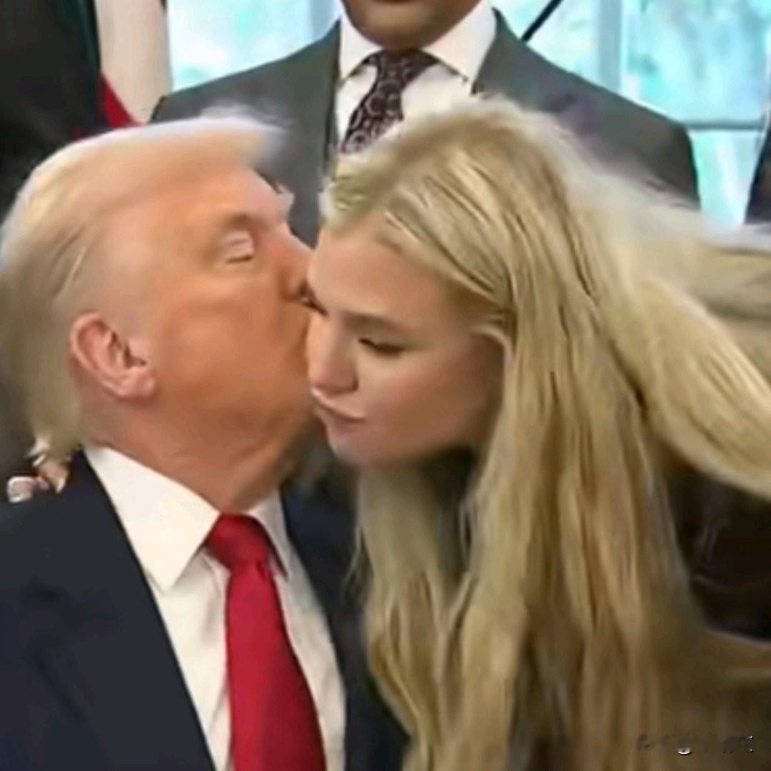 特朗普仪式上亲亡友遗孀！一句“柯克很爱你”，藏着怎样的盟友深情？
 
驻印大使任