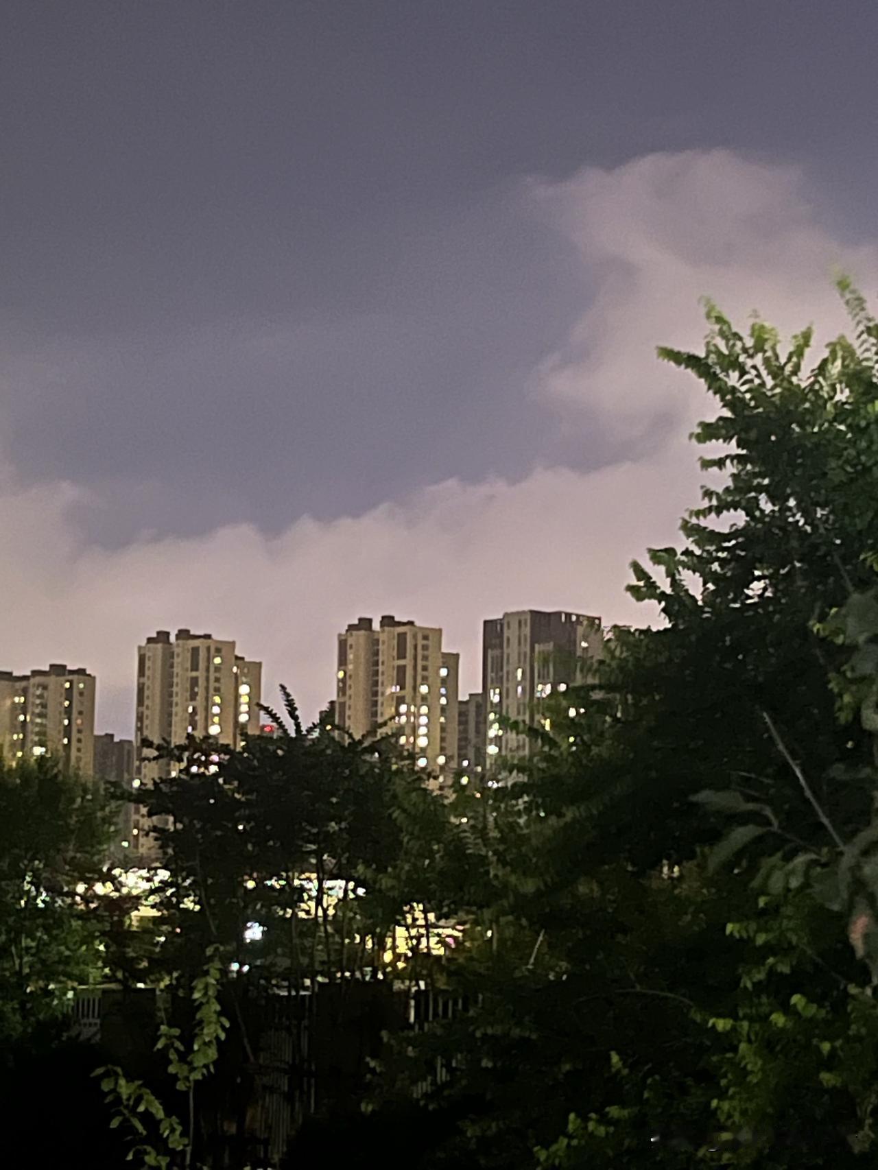夜色渐深，月光皎洁，轻风拂面，让人沉醉在这夏夜的美妙之中。