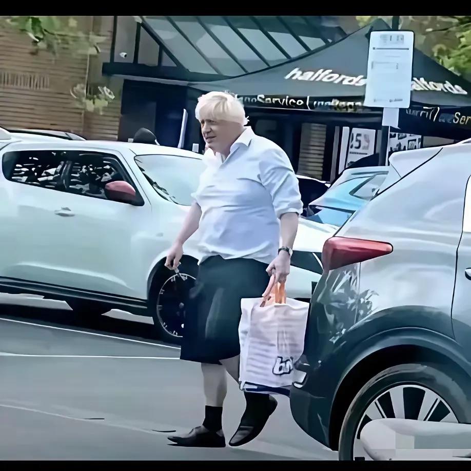 每当看到这个人在日常生活中的照片，下面总有一些评论:要么说他亲民，要么说这是文明