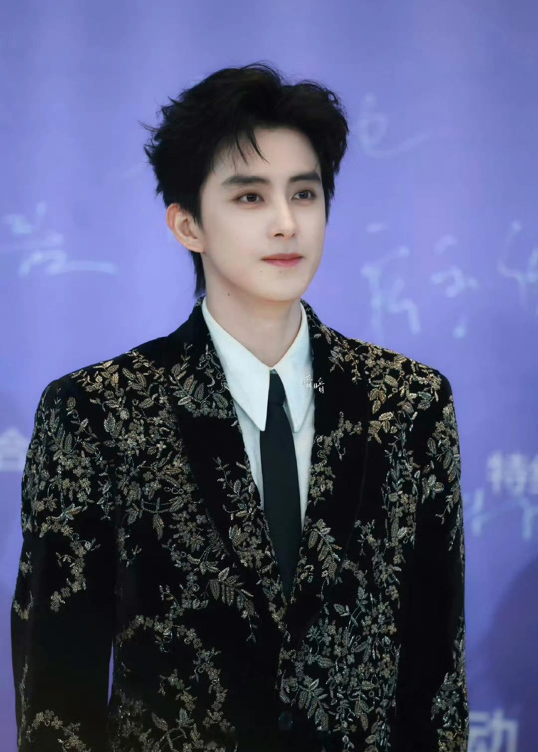 敖瑞鹏和张凌赫哪里长得像？敖瑞鹏被喊张凌赫