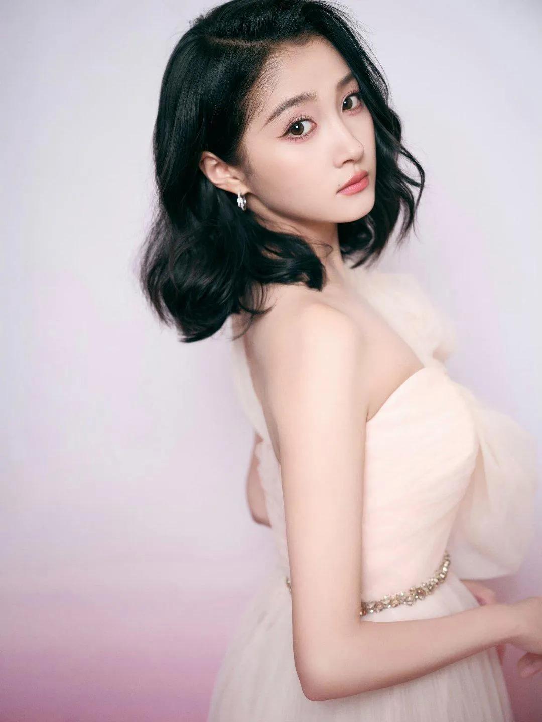 关晓彤单肩粉色纱裙造型美极了，仿佛晨曦中最温柔的梦，既梦幻又真实，令人沉醉不已。