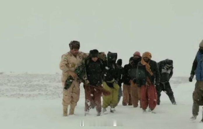 伊朗军队营救 700 名试图非法越境的阿富汗国民，他们被困在严寒的边境地区，不过