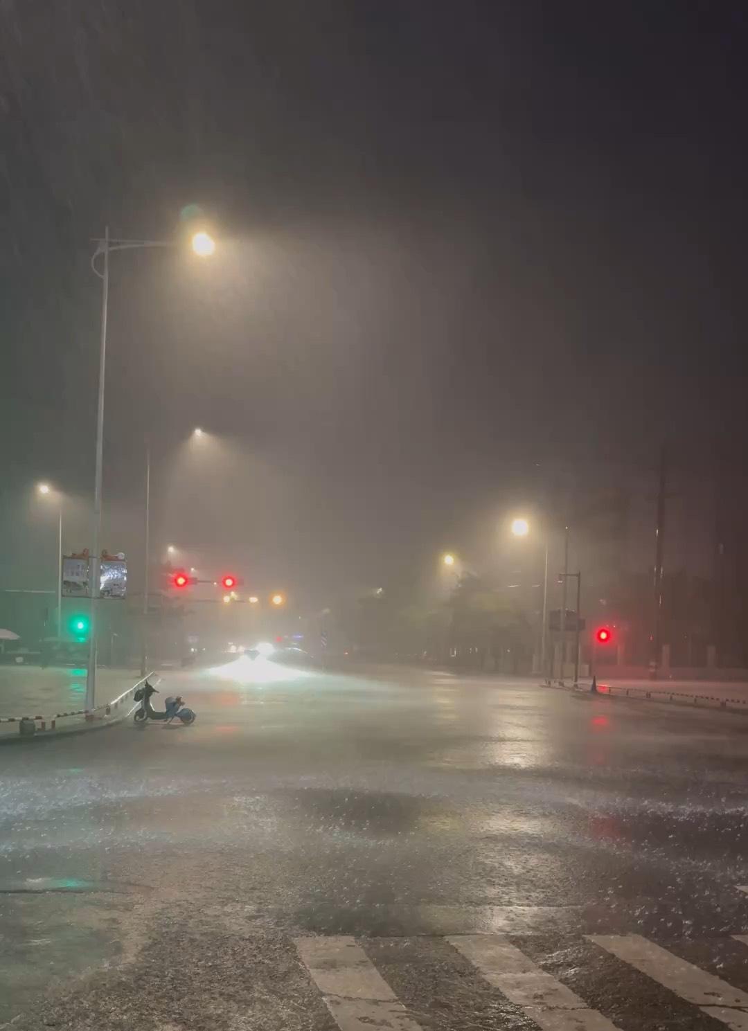 上联：昨夜狂风暴雨；
下联：今晨丽日蓝天。