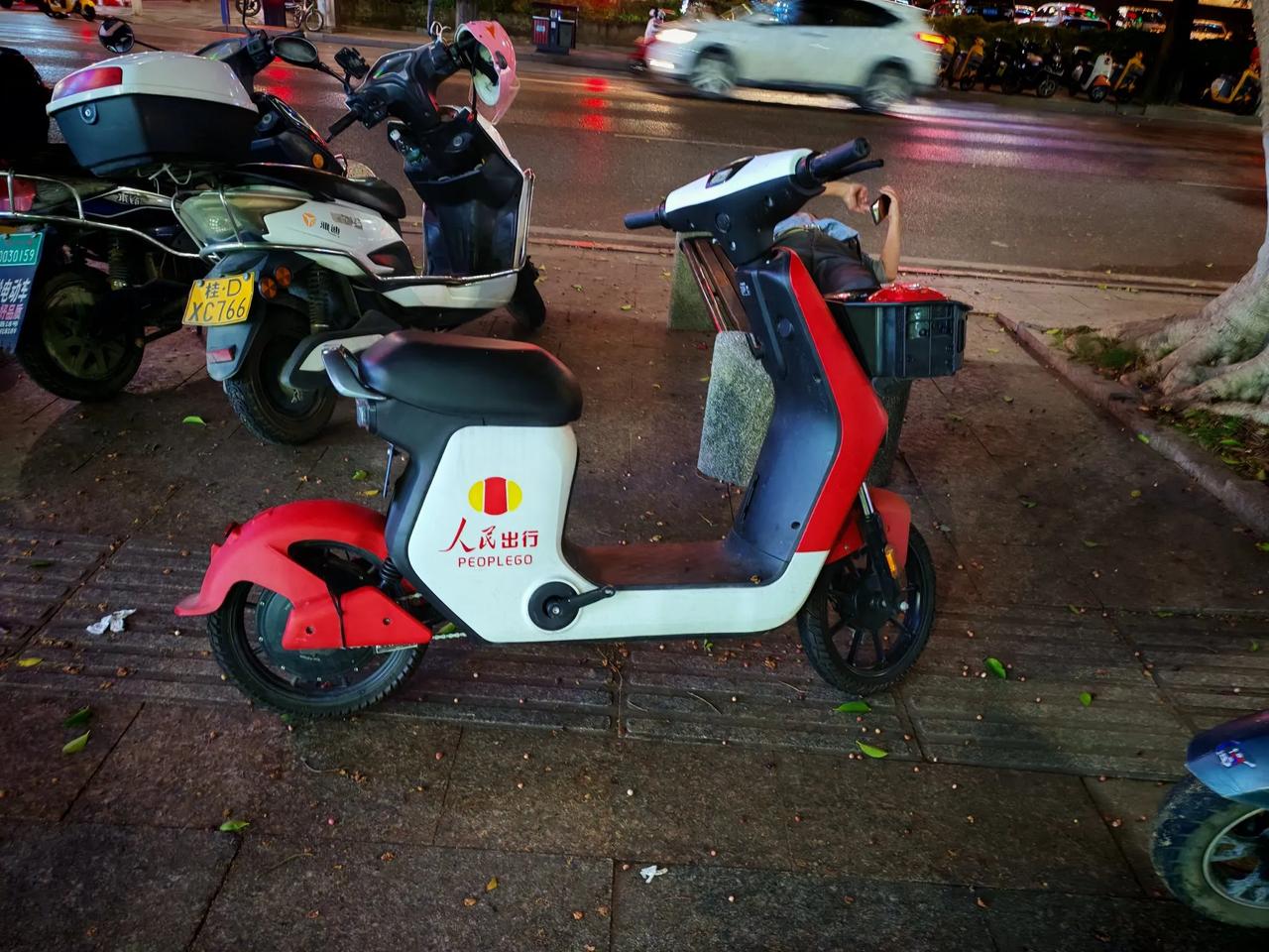 前段时间，有一天雨后，因遇急事去办，为了节约省钱，租了一部共享电动单车，在将要到