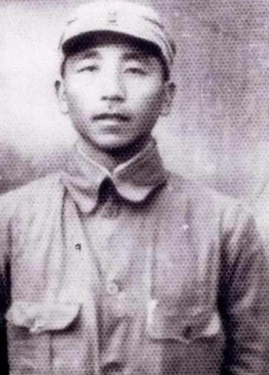 1943年，十几个汉奸押了一个八路军，打算送给鬼子，路上，一个农民拿着扁担，把汉