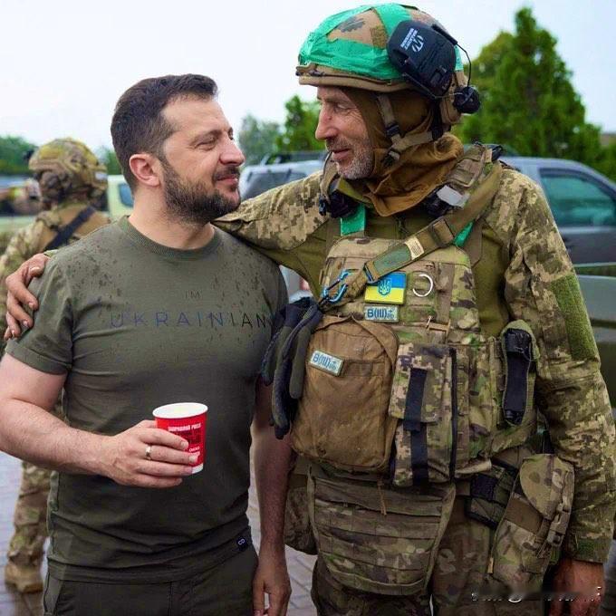 酷，一个总统下能和士兵勾肩搭背，上能驾飞机，平民总统，没有架子