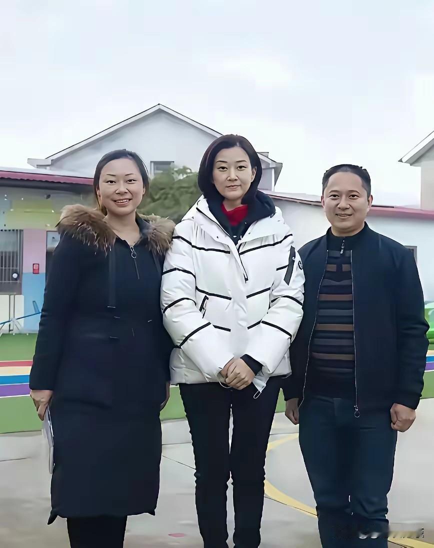 这位身着白衣的是一位歌唱家，和张也、董文华一样，都是家喻户晓的知名歌手。纵然岁月
