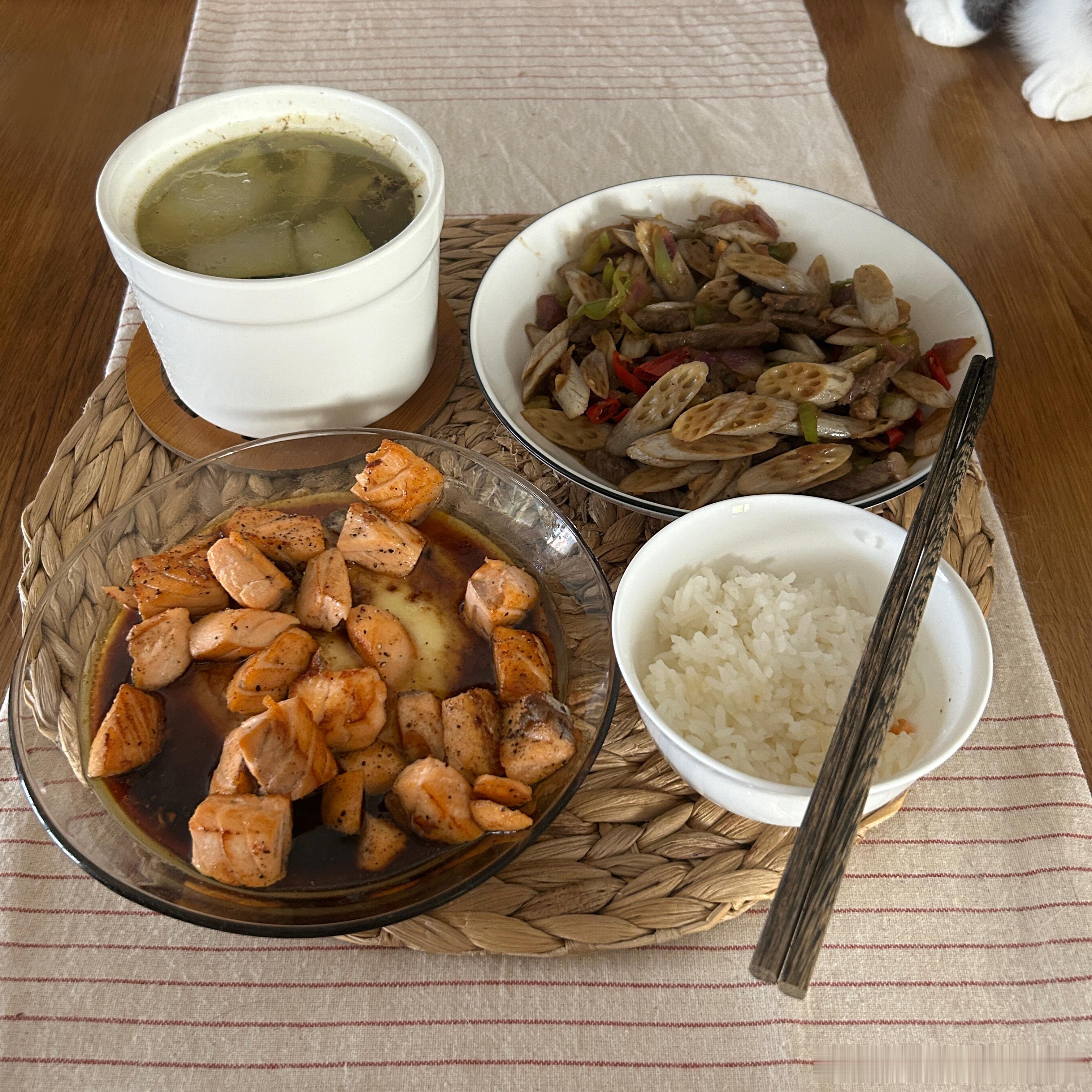 友友们中午好今天中午吃三文鱼蒸蛋 藕带炒牛肉 喝的是冬瓜薏米老鸭汤但由于早餐吃太