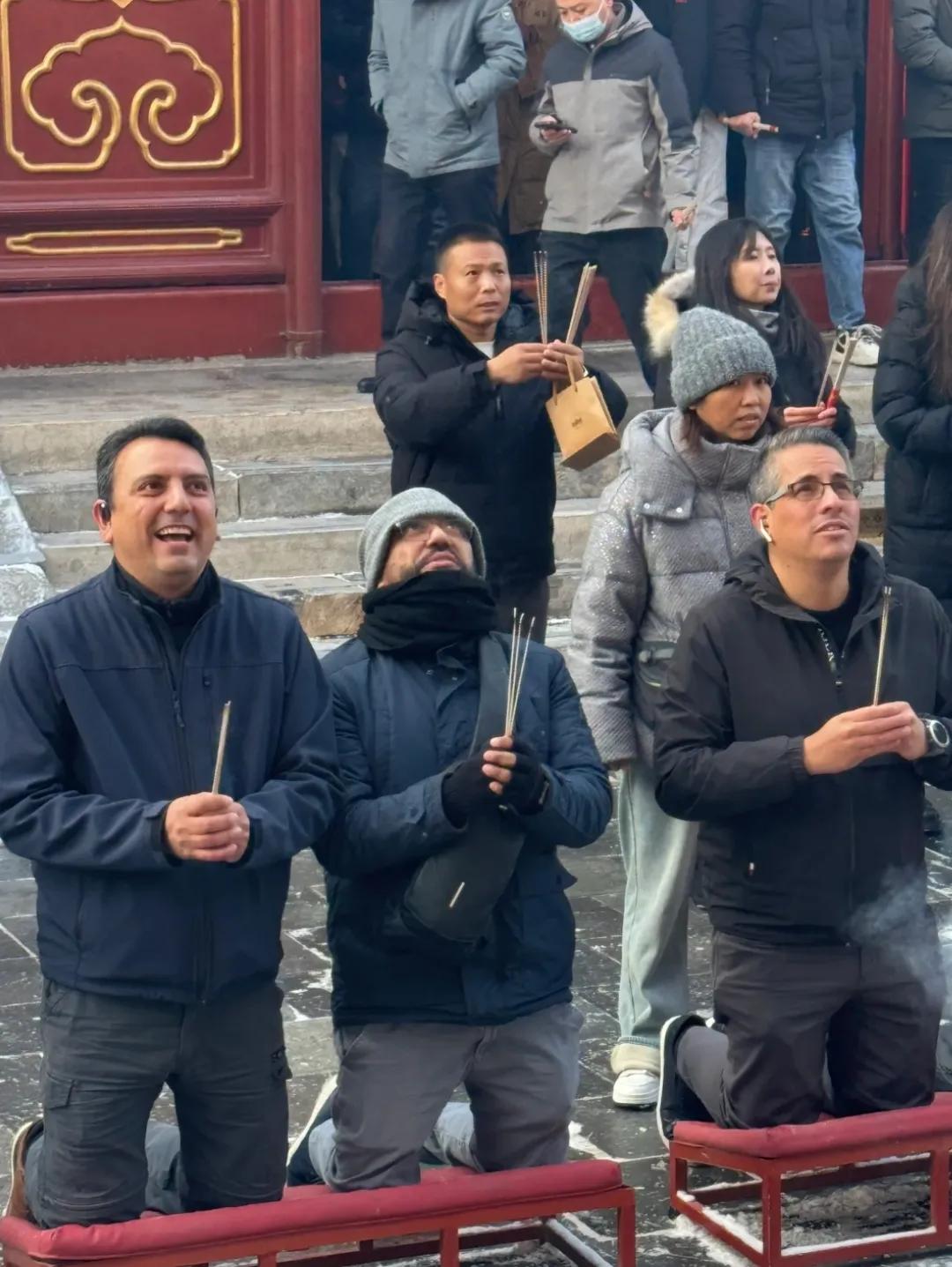 雍和宫的外国人……
我真的要被哥儿几个笑死！穿的超级单薄，冻得呲哈呲哈的！但拜佛