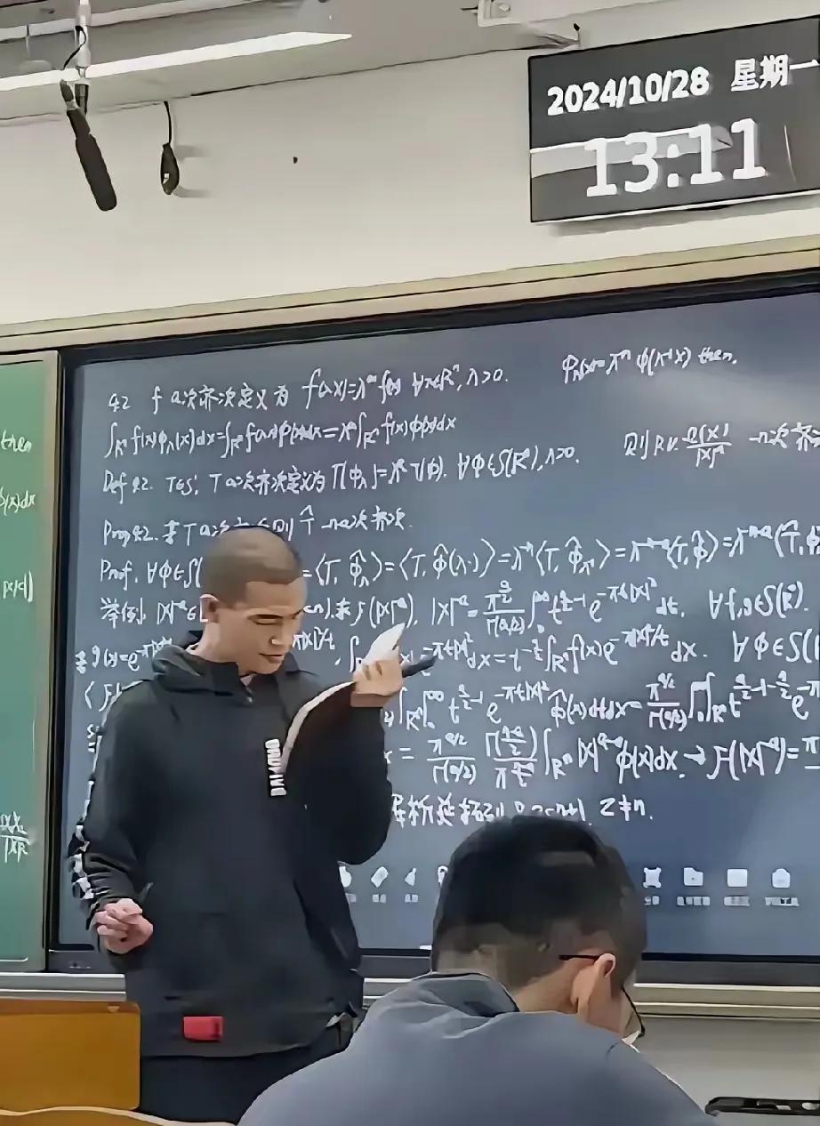 说真的，韦神的板书，能看懂几行的，已是大神了吧？
感觉自己也学了那么多年数学了，