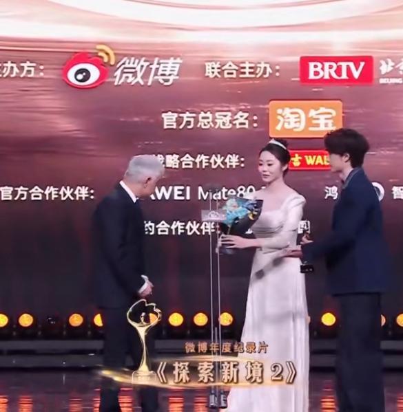 那晚的舞台，差点就成了一场顶级流量对资深前辈的无声羞辱。
主持人一个流程失误，险