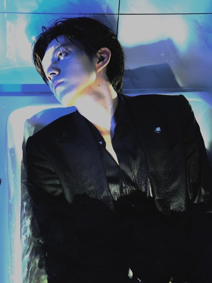 #赵一博暗夜公爵##赵一博吸血鬼王子造型# 赵一博扮演暗夜公爵震撼人心，腥红瞳色