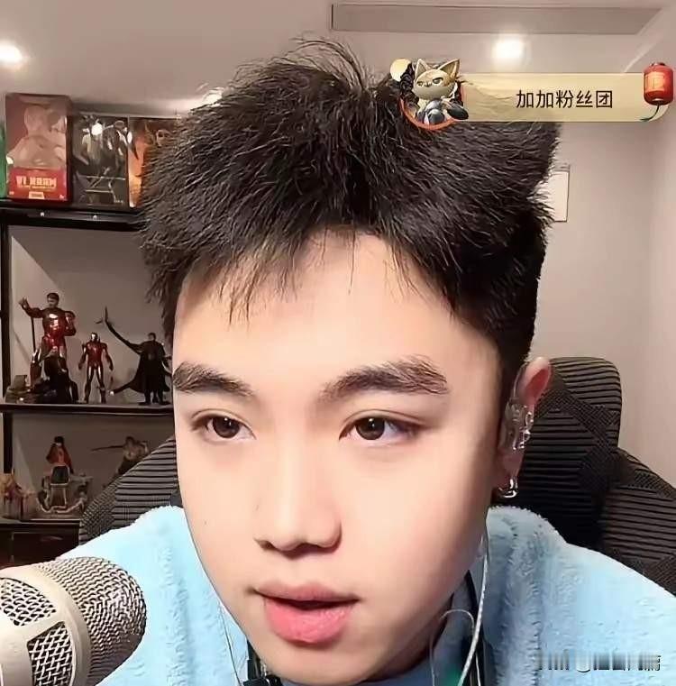 王小利二儿子王梓嘉心疼妈妈，憋屈不满！
 
这是王小利与现任妻子李琳的儿子王梓嘉