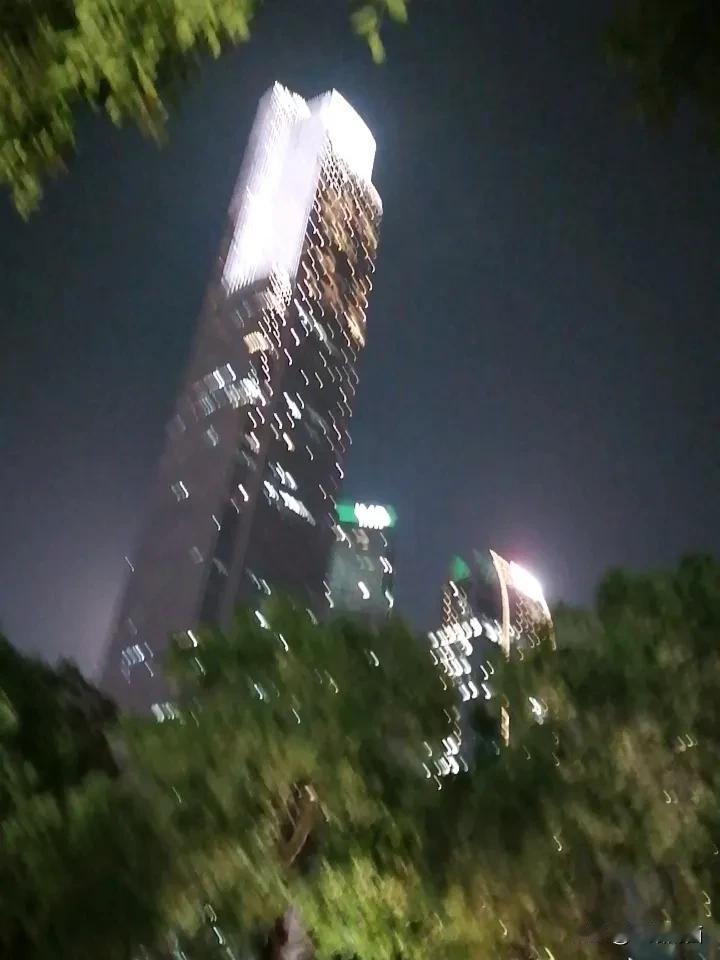 我会对自己说：“别慌，慢慢来。”生活中，我们常被各种压力裹挟，像中年爬山，前有目