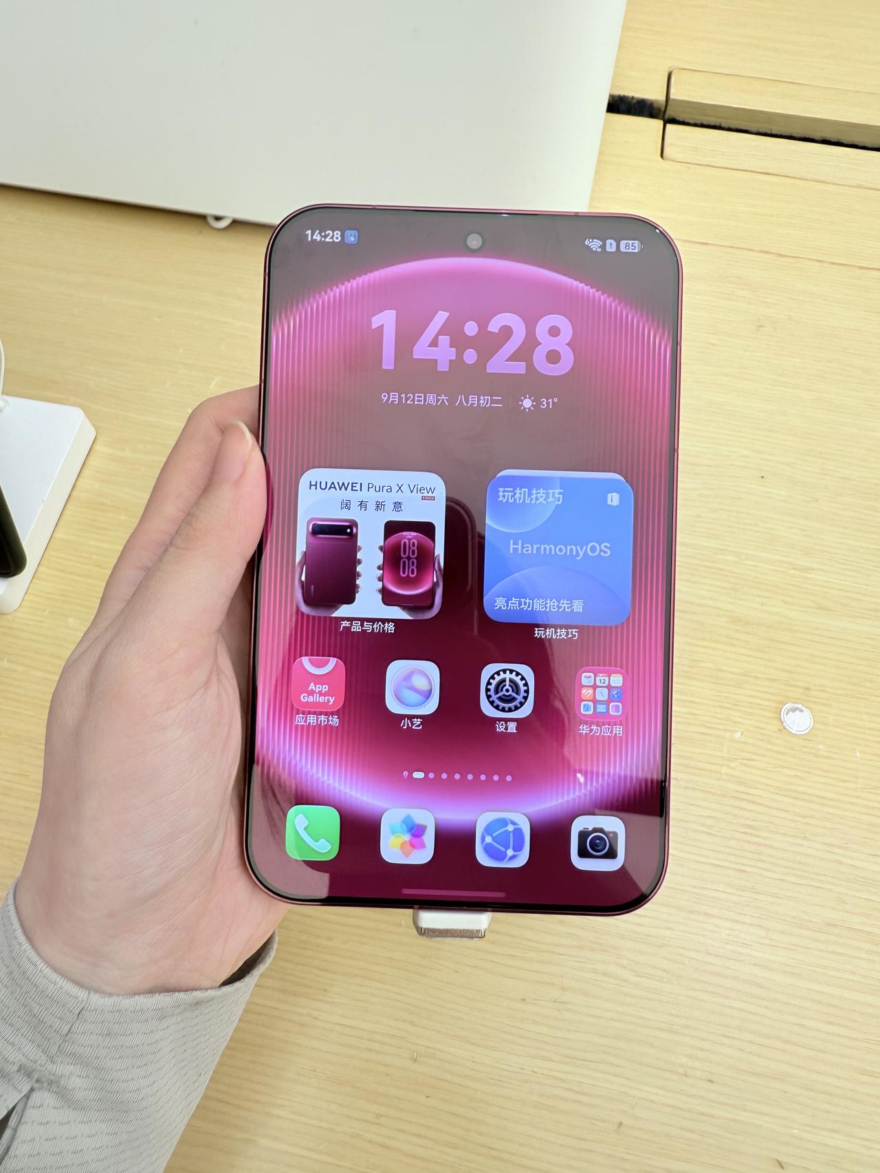 本来去看mate90的，没想到看上了阔屏...

🔥国庆上线的华为Mate90