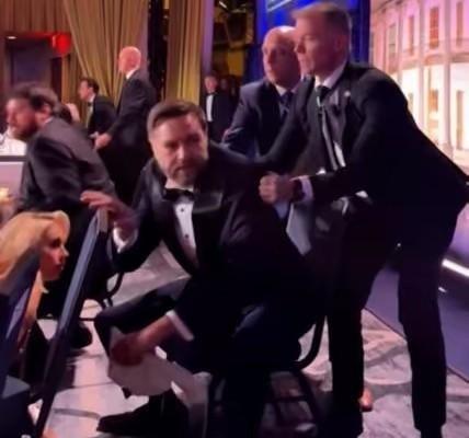 万斯，没有把握住机会！ 当听到枪声后，万斯不该第一时间撤离，如果当时大喊一声“保