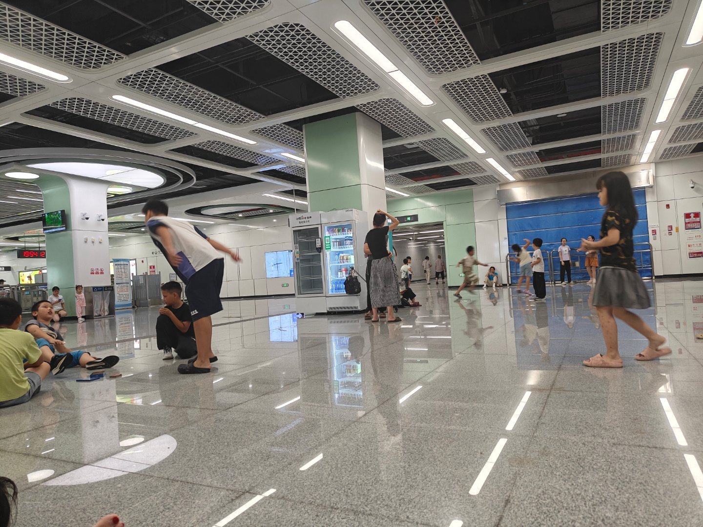 谁敢想，地铁站还能这么惬意
