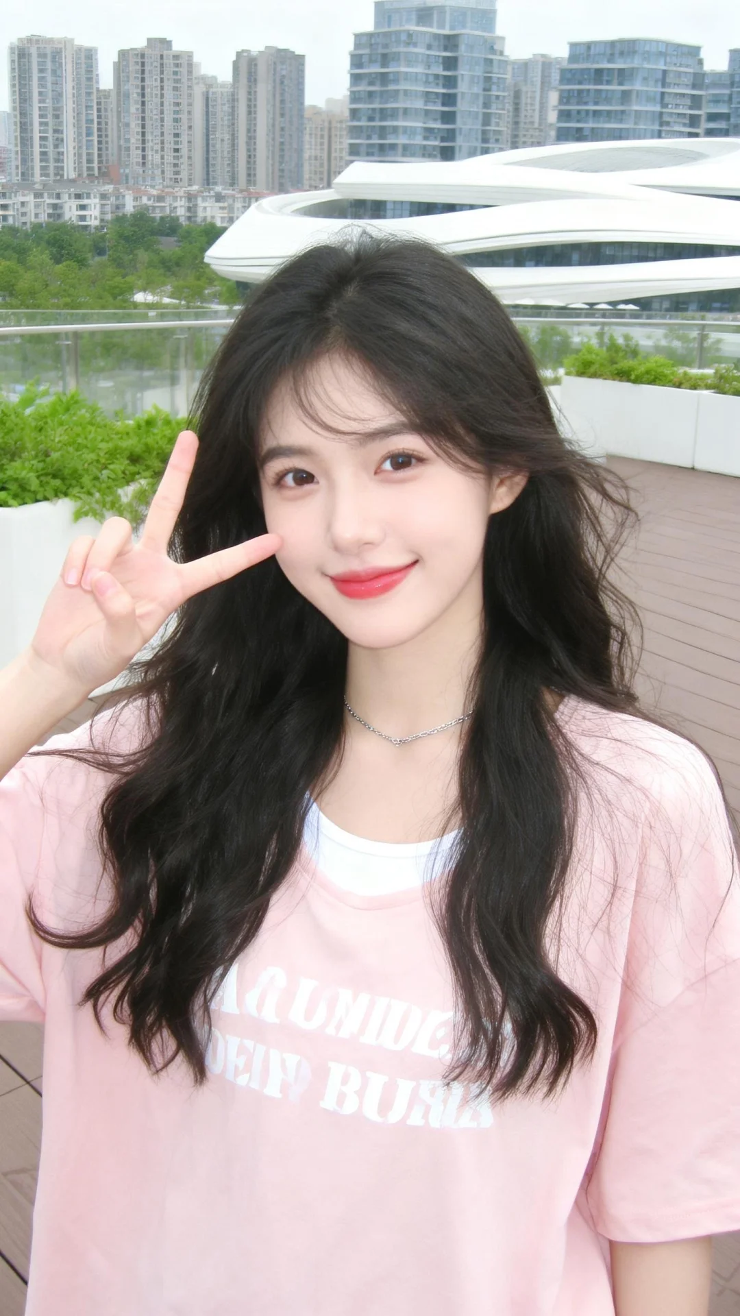 以日系清新、具有DV质感低分辨率且略带轻微曝光的视觉风格呈现。画面主体...