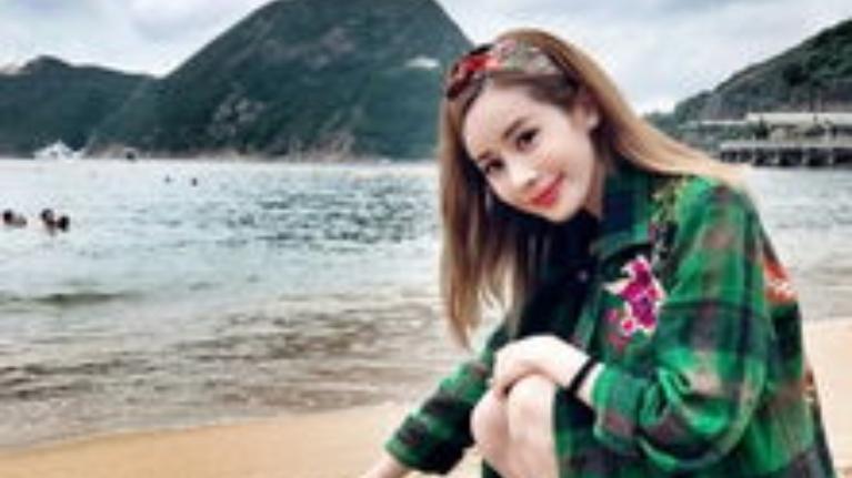 你知道吗？韦雪最近在直播里自曝整容把脸整歪了，直接把医美风险摆到了台面上。
镜头