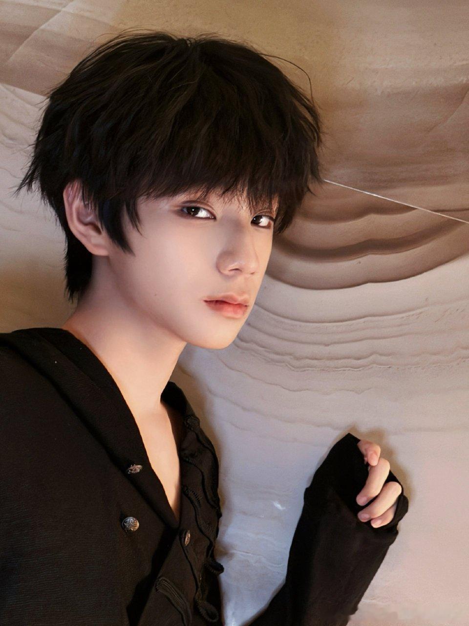 王橹杰好久不见一套库存王橹杰的戳脸拍立得 好久不见小lulu~啊啊啊这个戳脸好萌