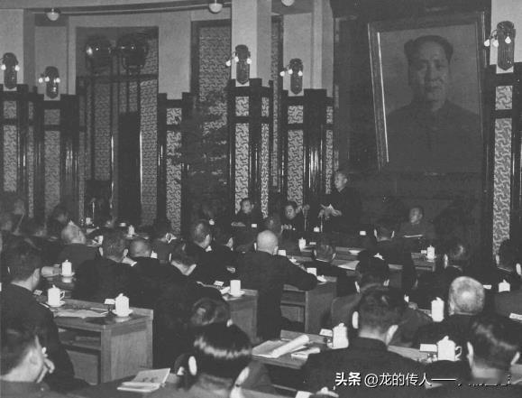 在中共七届四中全会中，批准了中央政治局提出的过渡时期的总路线。图为刘少奇代表中共