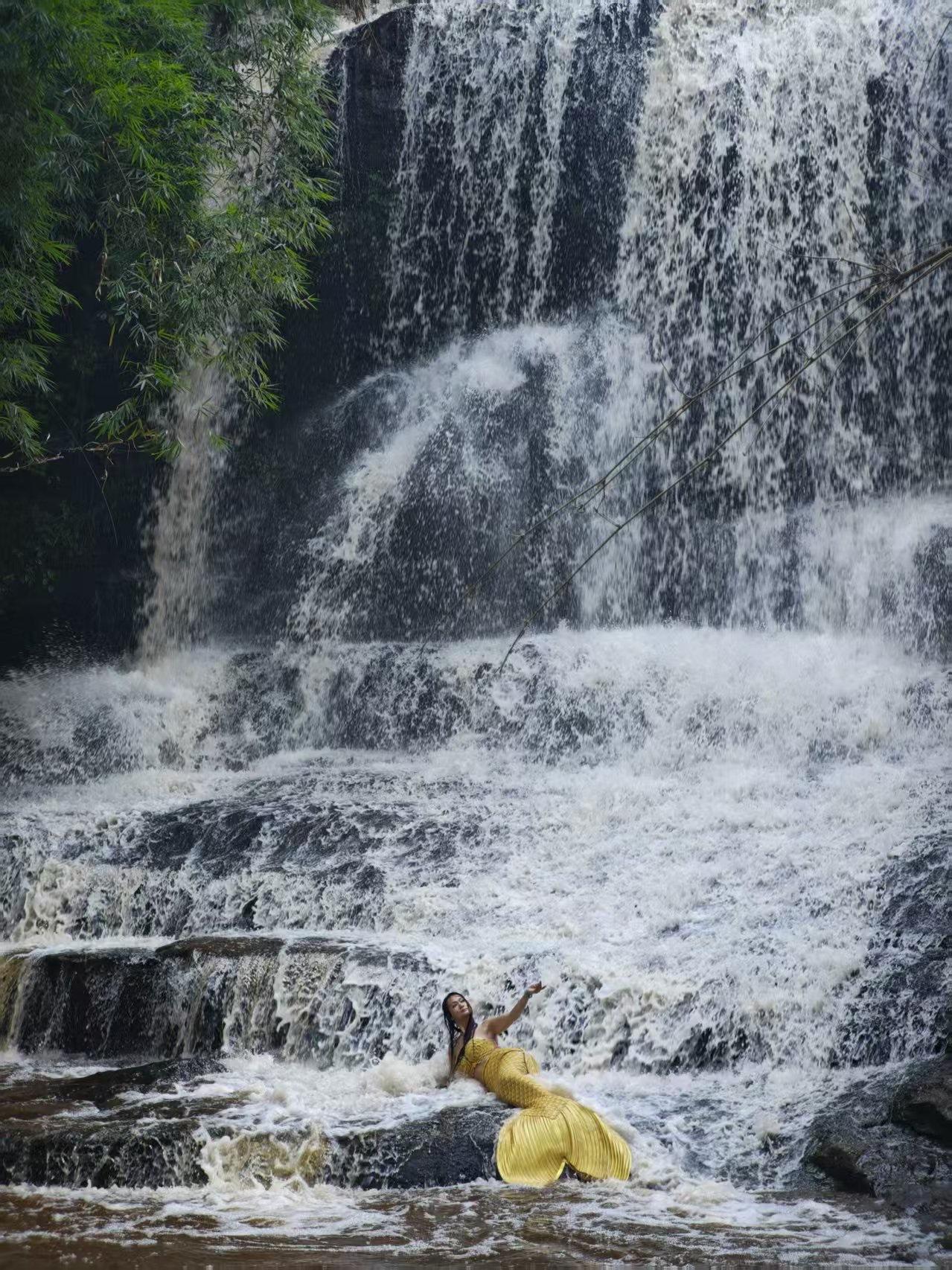 发现一条“美人鱼”，好美！爆料 地点：四川泸州纳溪天仙硐。