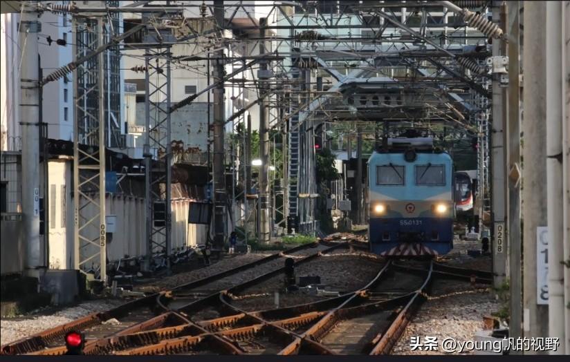 广九铁路罗湖桥。此桥是深圳与香港的分界线，距离之近甚至跨过桥后就可以看到香港的东