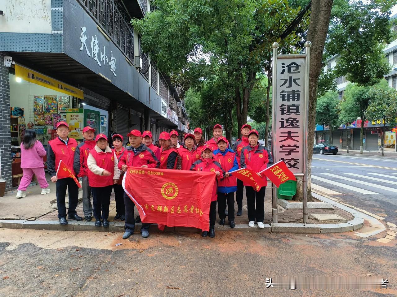 “爱心护学岗”确保上下学安全


        为进一步营造安全、有序的校园周