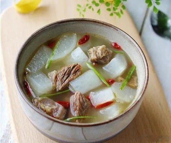补肾滋阴药膳:"萝卜牛肉汤“：食材：牛肉 300克，白萝卜 100克，枸杞10克