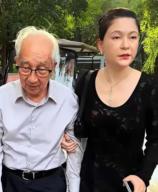 靳尚谊携小娇妻祁艳出席活动时的一幕，靳尚谊是中国油画界的泰斗，深耕写实油画，留下