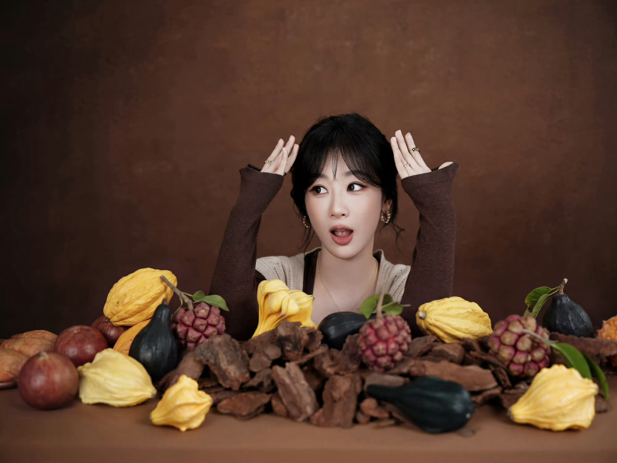 杨紫[超话] [抱一抱]杨紫董竹君 [抱一抱]杨紫玉兰花开君再来 中午好啊，今天