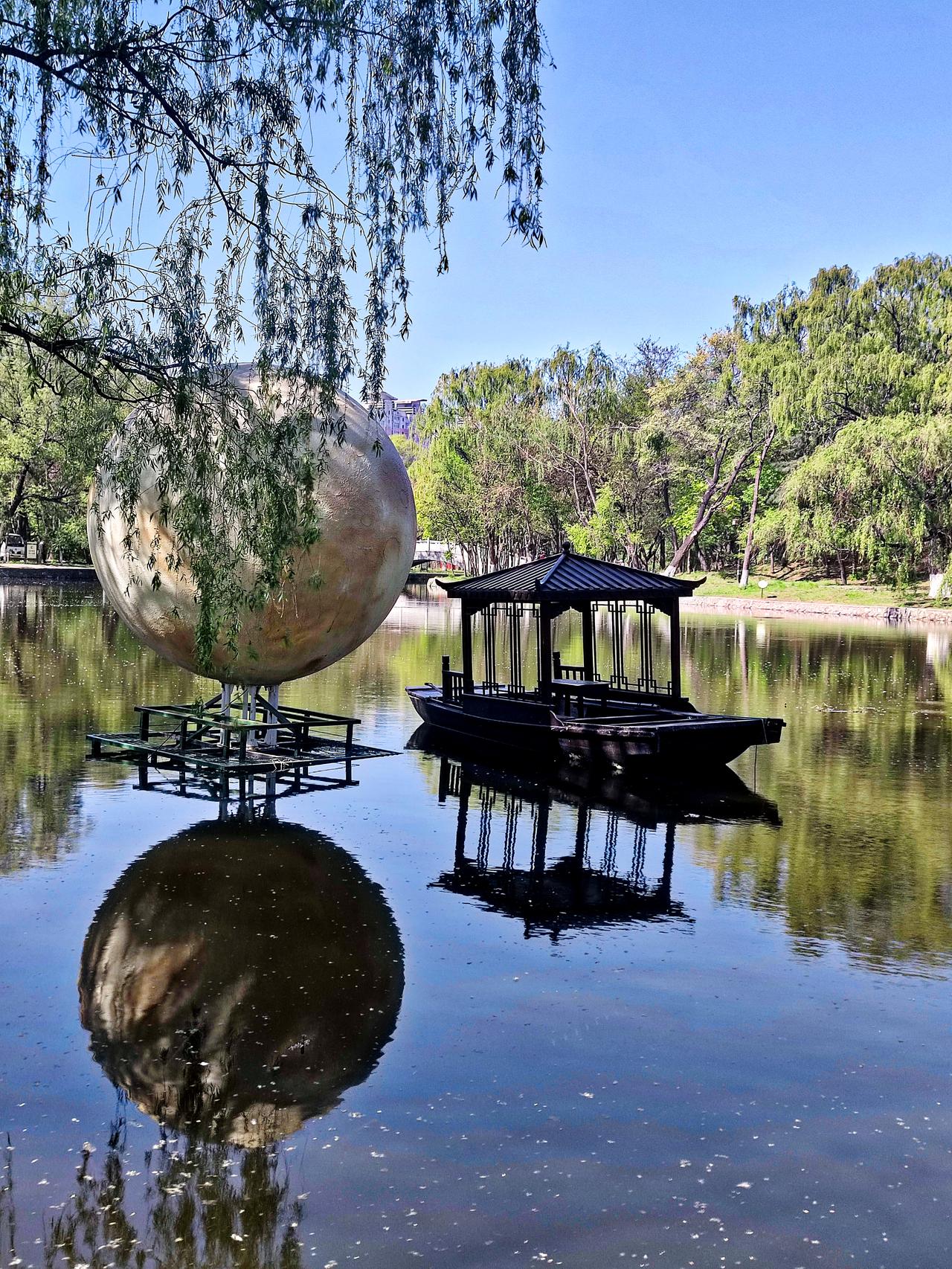 青年湖景色一观
   沈阳北陵公园规模宏伟，景点众多，青年湖是其中之一。夏日时节