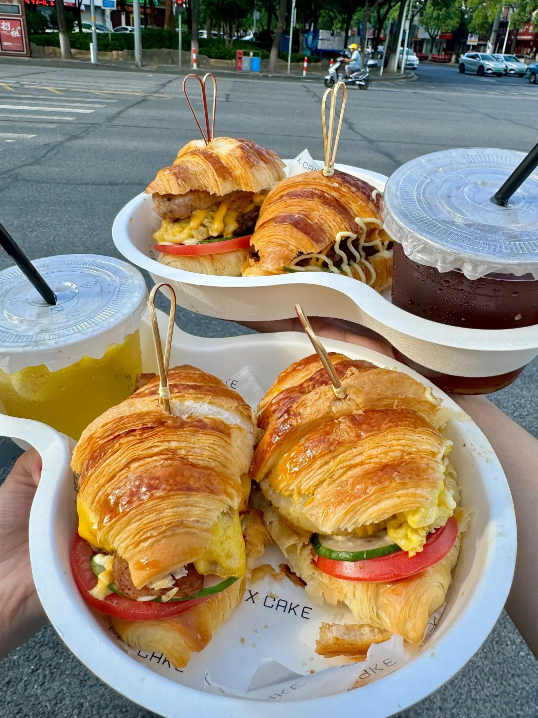 不在上海！！在岳阳！！街头brunch…超绝松弛感