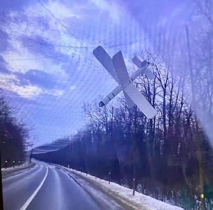 没想到俄乌战场上的这种无人机防护网还真有用，竟然连体量这么大吨位柳叶刀也能拦截下