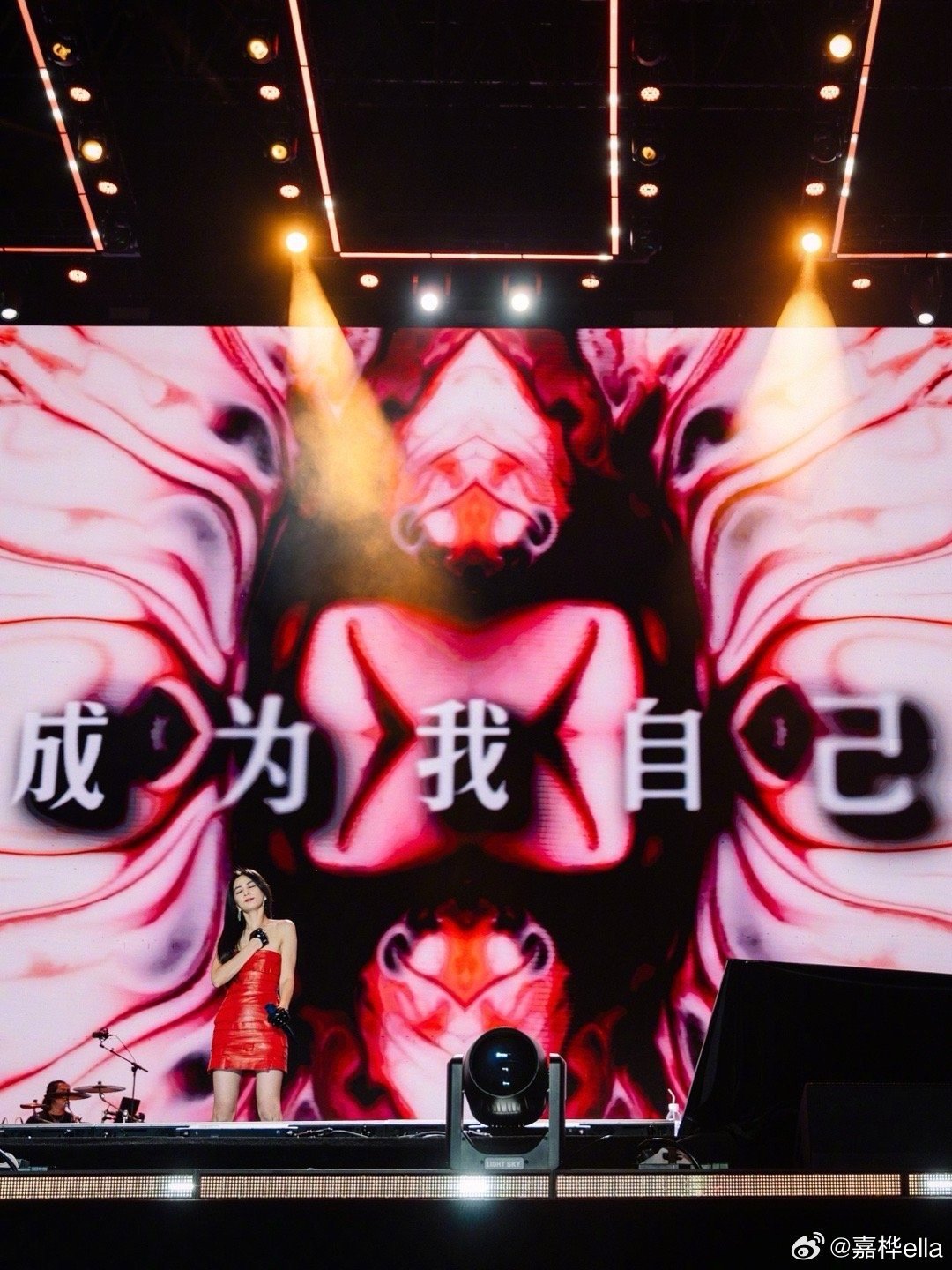 Ella巡演官宣小品女王预定 已经能想象到她在台上一边唱《中国话》一边和观众唠嗑