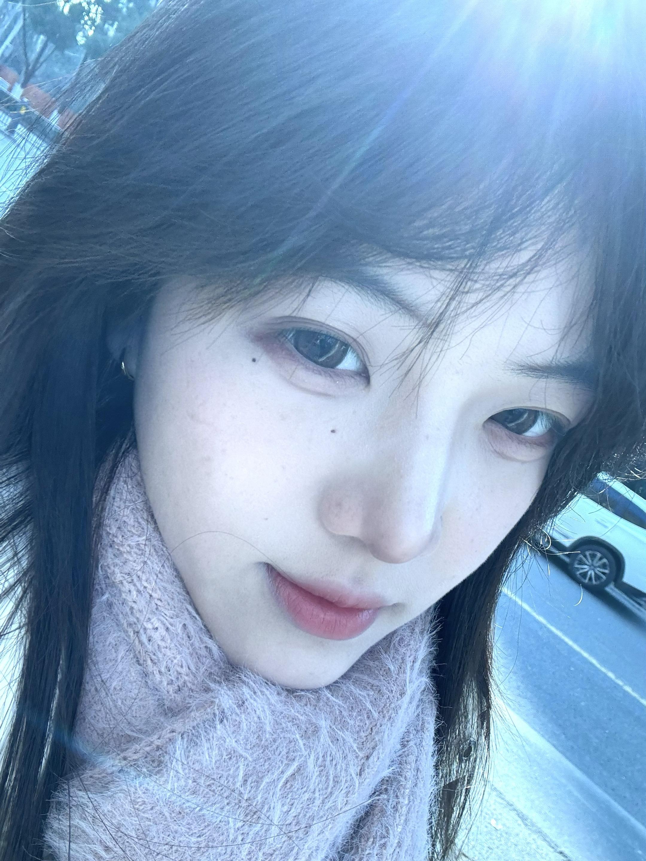 我叹缘分浅浅如雨渐渐 你说日抛很贵 有人会花心思给我买最好最贵的赫莲娜美瞳日抛