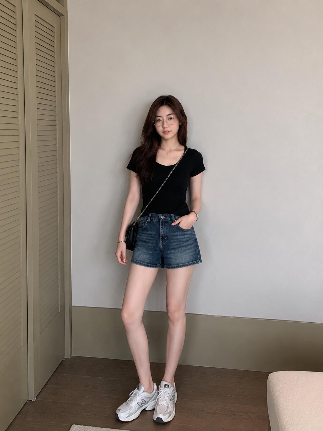 分享我这周有趣的事：我夏天一般只穿这五类衣服：黑色上衣+牛仔短裤、连衣裙+运动鞋