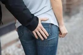 闹大了！福建福州，女子去公司茶水间接水，男领导跟了进来，“啪”的一声，当众拍了一