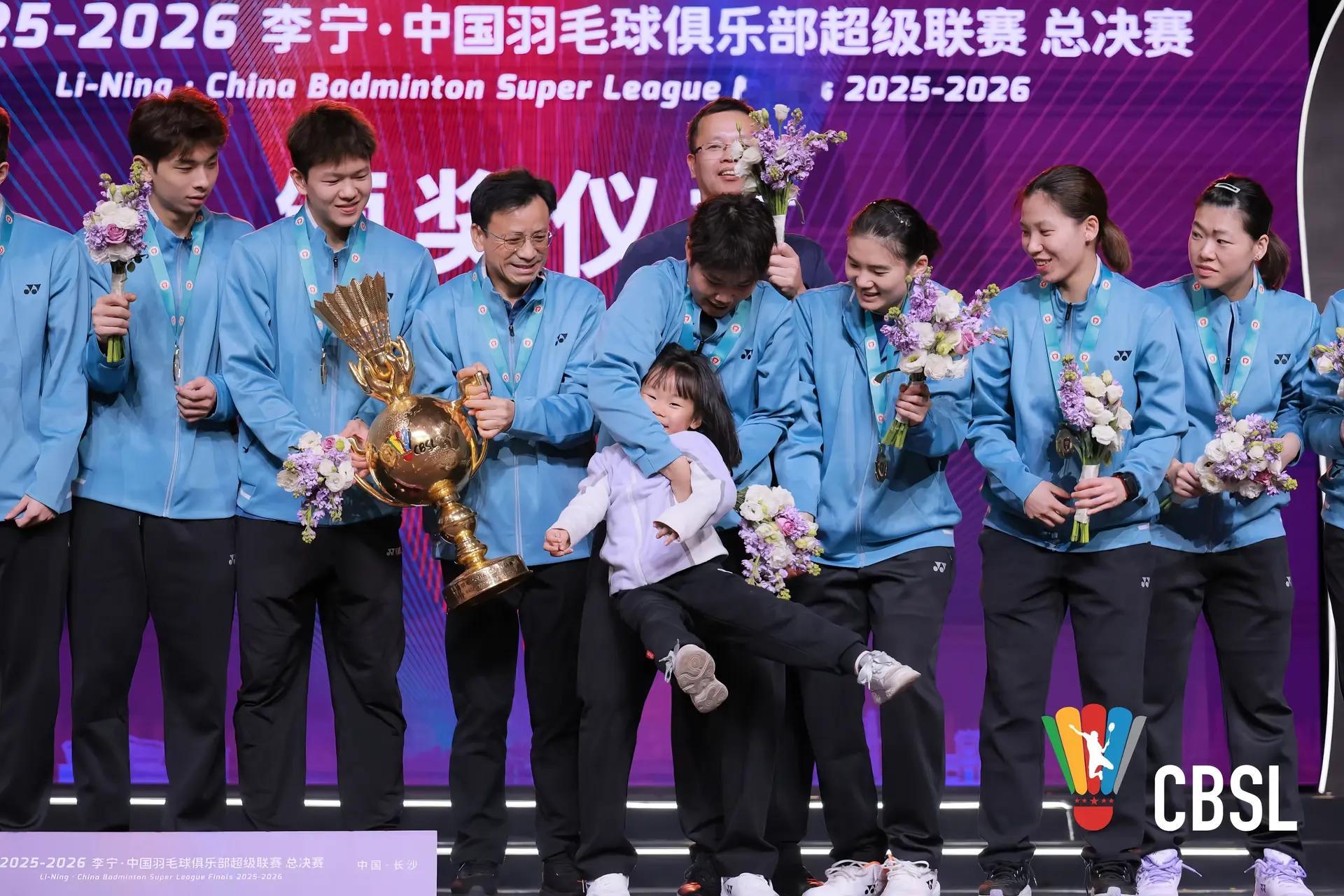 太喜欢这张了，小熊被我猪儿扼住