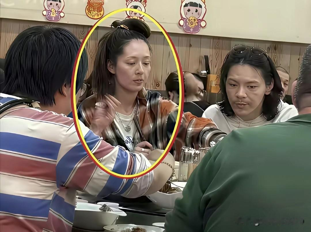原来在日常生活中郭碧婷这么接地气，头发随意扎还素颜出镜，而她的公公向华强却打扮得
