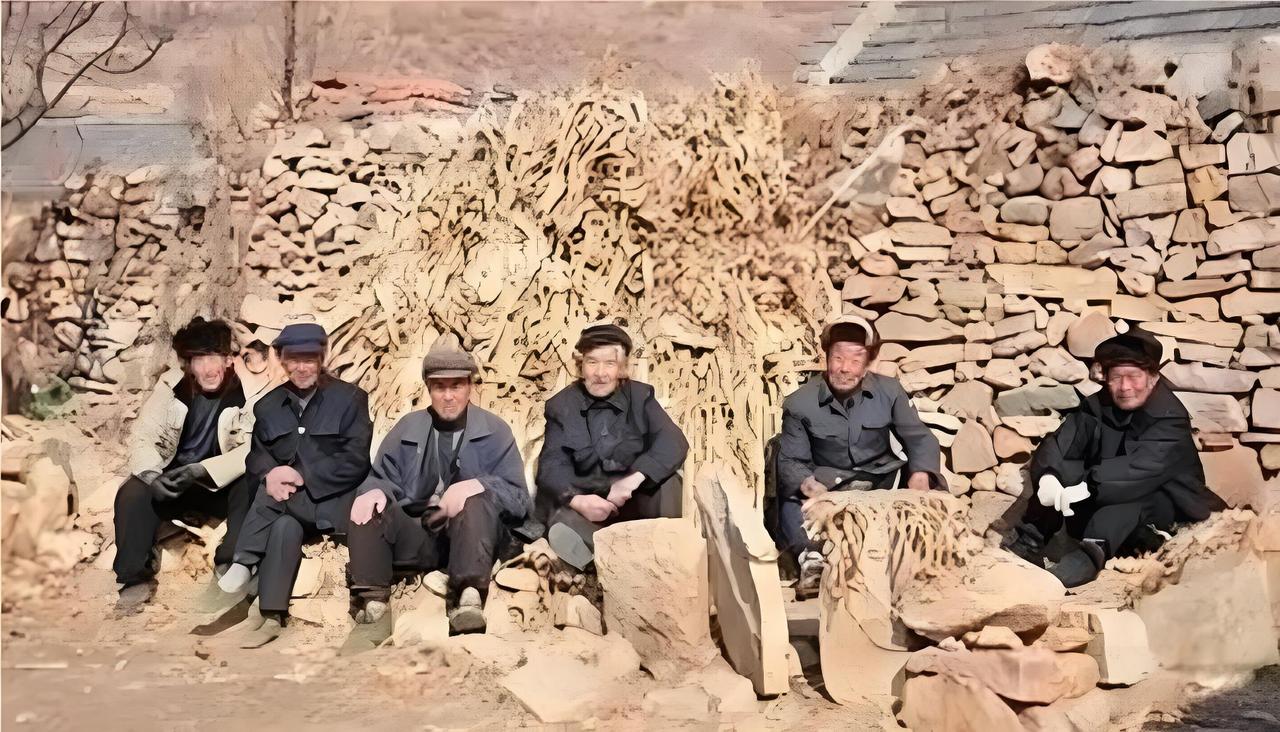 曾经都是帅儿郎，
如今老矣背靠墙，
秋风袭来吹冷意，
……请友续句……？

上联