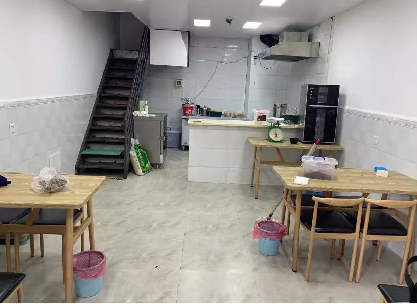 辞职低成本开了家小餐饮店
从医院辞职了，6000房租，3200员工费，装修加设备