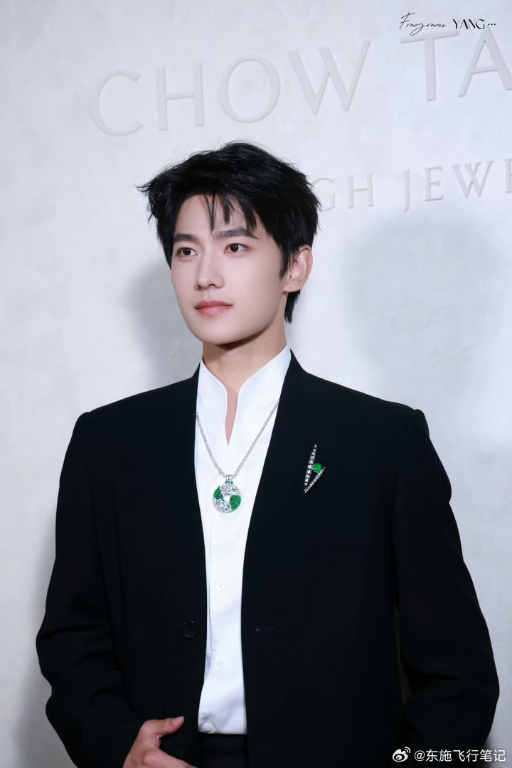 杨洋线下帅成这样了杨洋生图和精修有什么区别线下近距离见过杨洋才懂什么叫不上镜，原