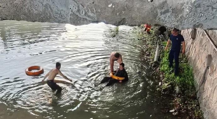 【10米高桥，柳州兄弟接连跳水救人！事后一句“小事情”】4月4日傍晚，浙江海宁周