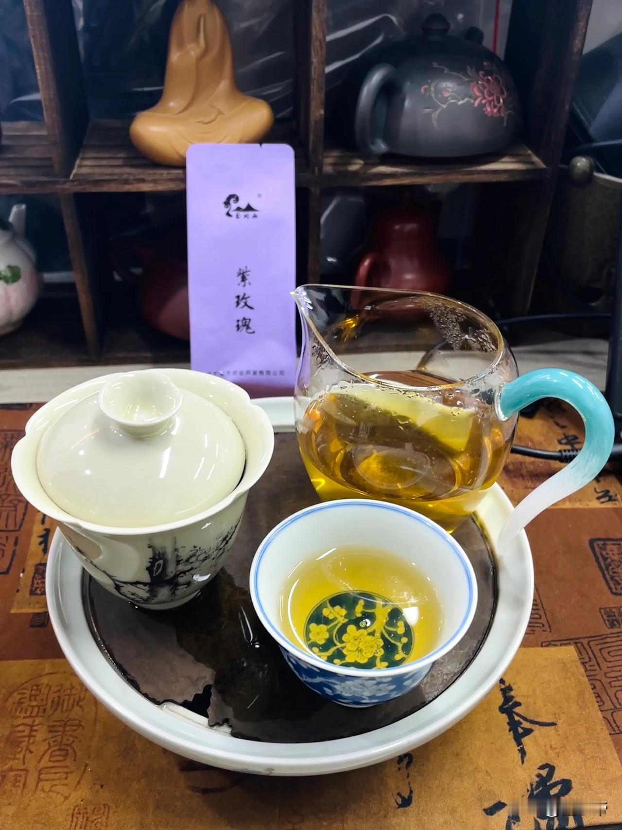 被岩茶小品种紫玫瑰惊艳到了[呲牙]

入口茶香饱满充盈，花香馥郁

带淡淡焦糖香