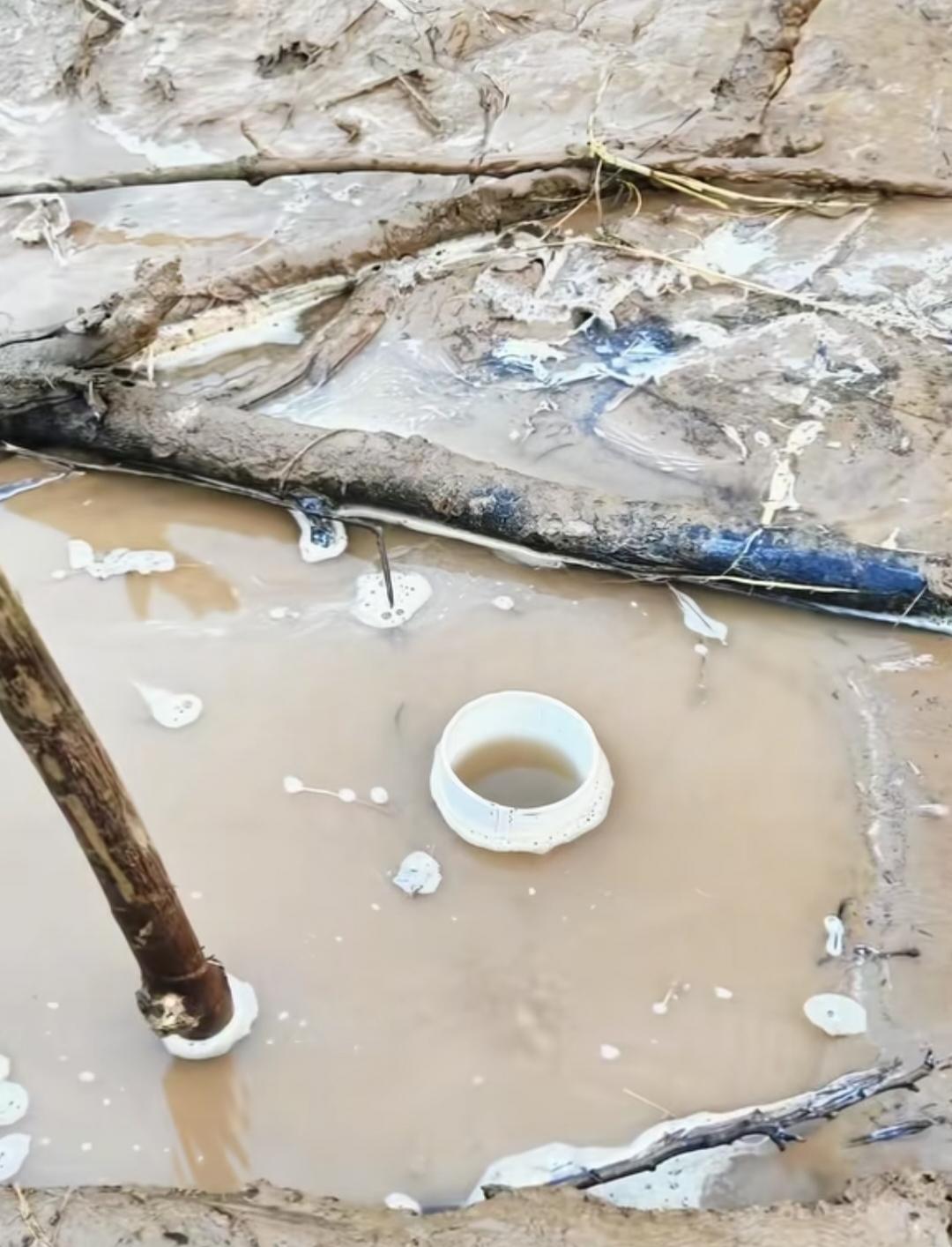 完犊子了，完犊子了，
郑州贾鲁河边里的第三口温泉，
不出水了！
网络传言，有人嫌