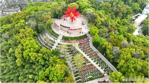 台州这位母亲在烈士山下守望儿子45年椒江烈士山翠柏常青，每年清明，八旬老人施香莲