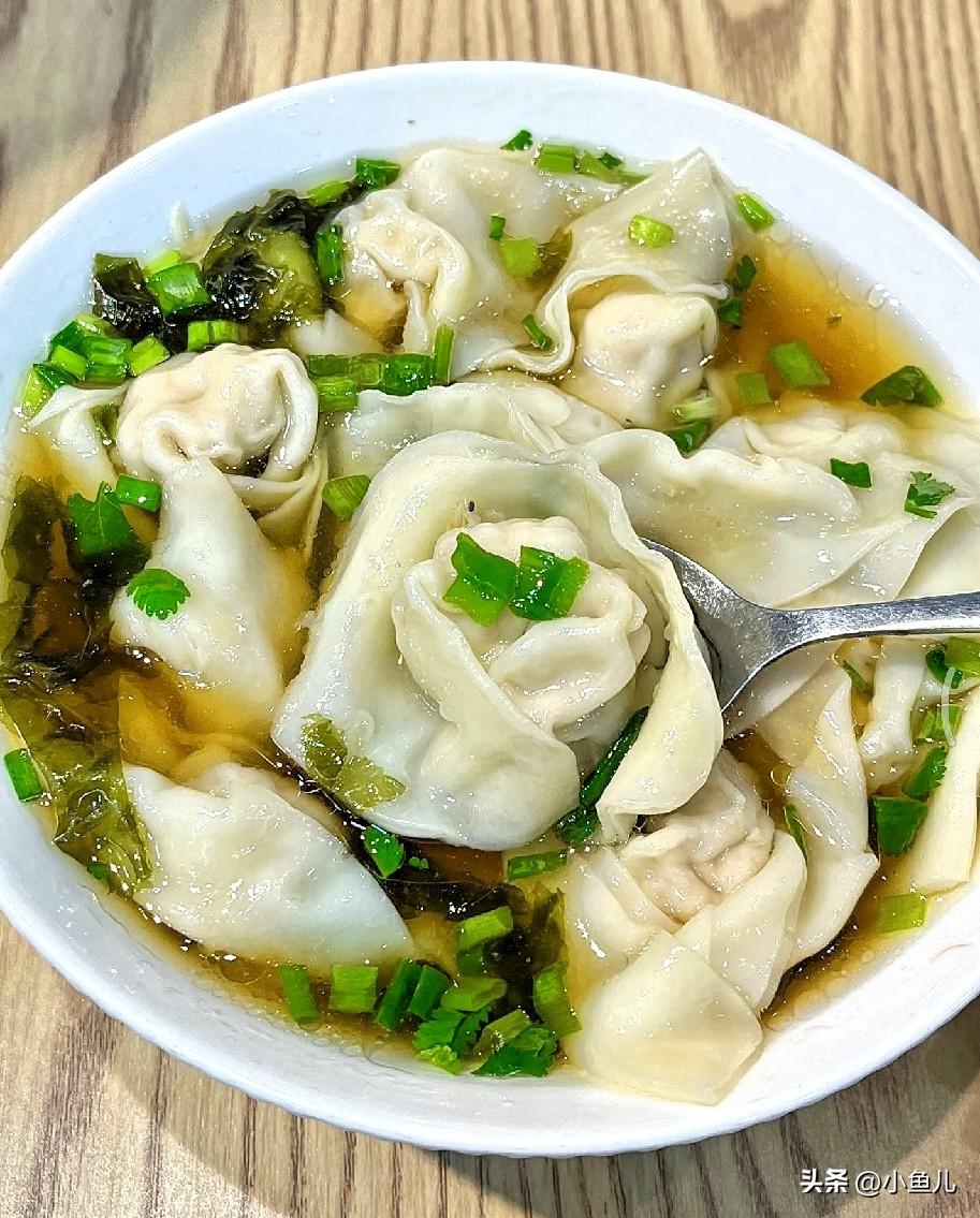 下班懒得折腾，晚餐简单煮一碗馄饨就超满足。

开水下锅，飘起来加点紫菜虾皮，撒点